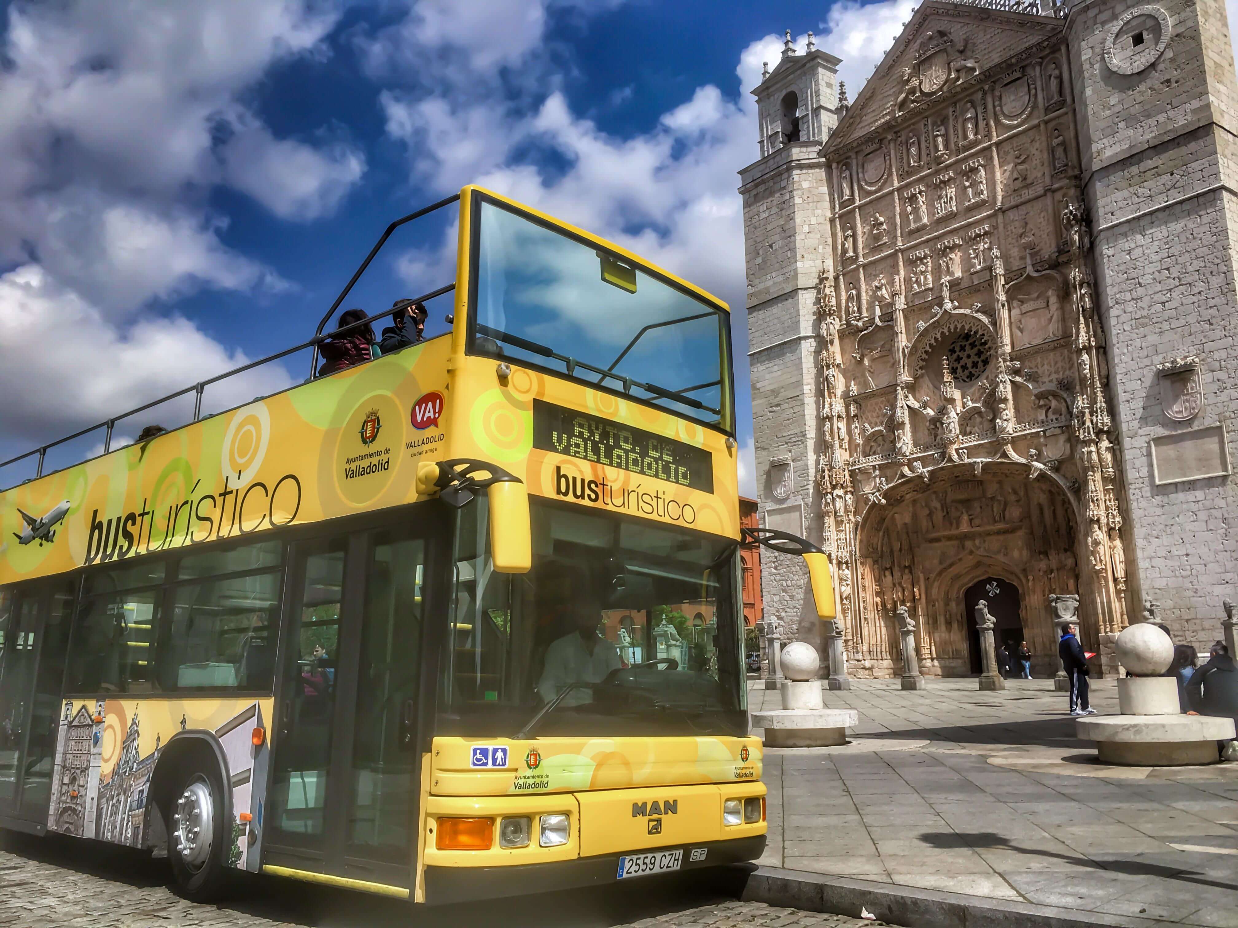 Bus Turístico junto a San Pablo