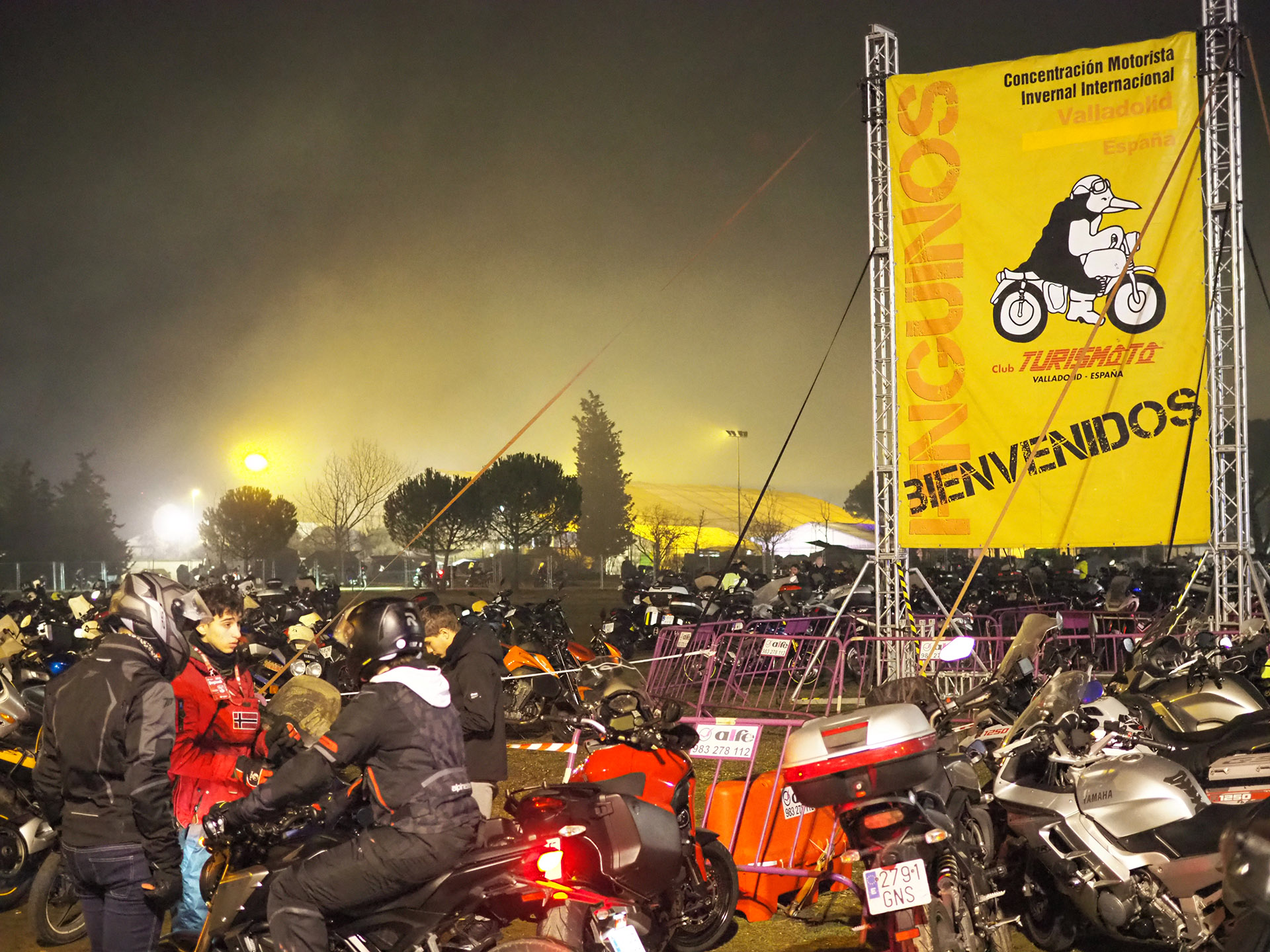 Entrada a Pinguinos Explanada con muchas motos