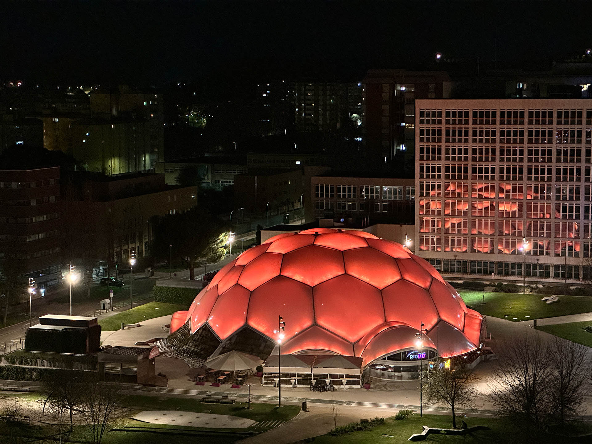 Cúpula del Milenio. Iluminacion Naranja. Ríos de Luz