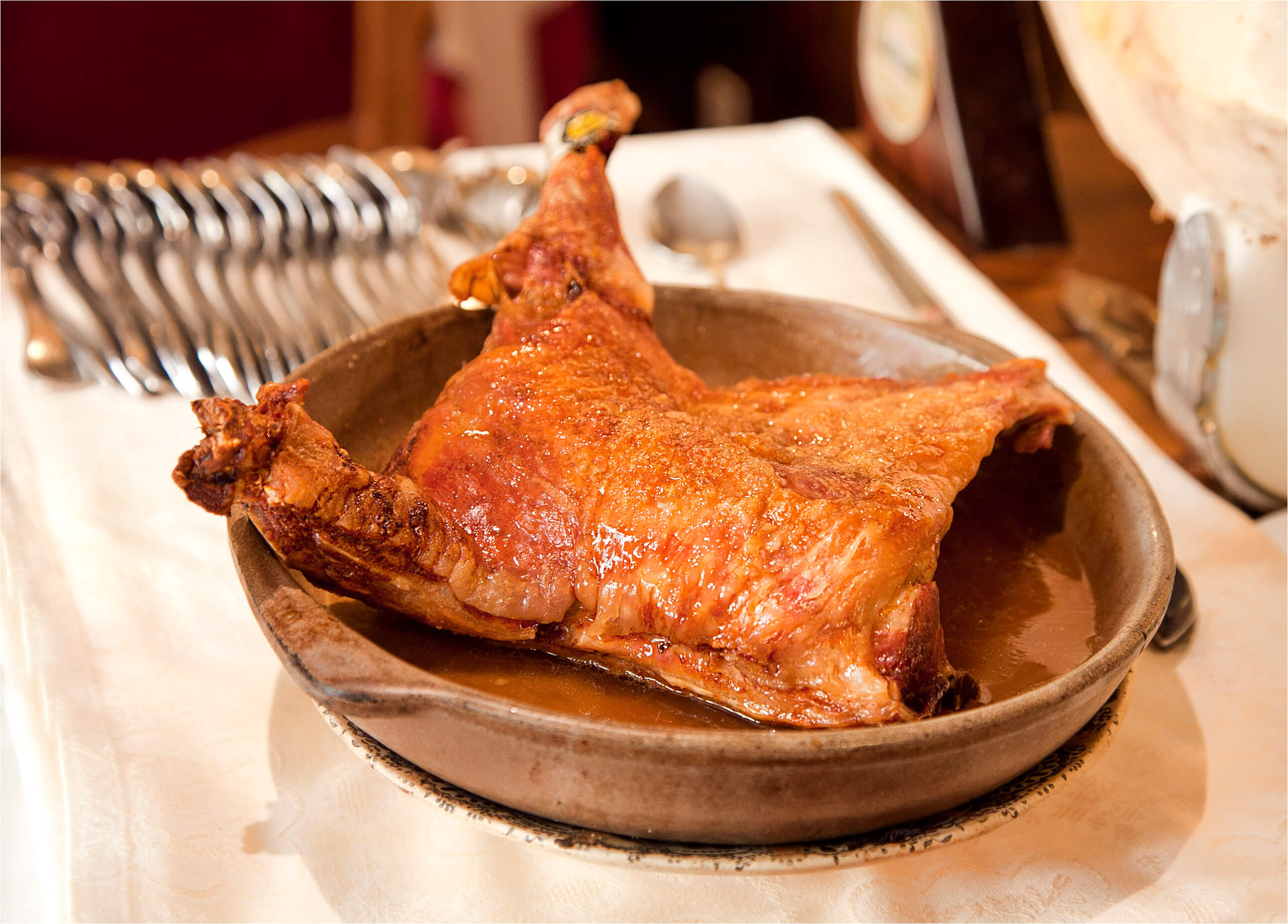 Lechazo asado en horno de leña