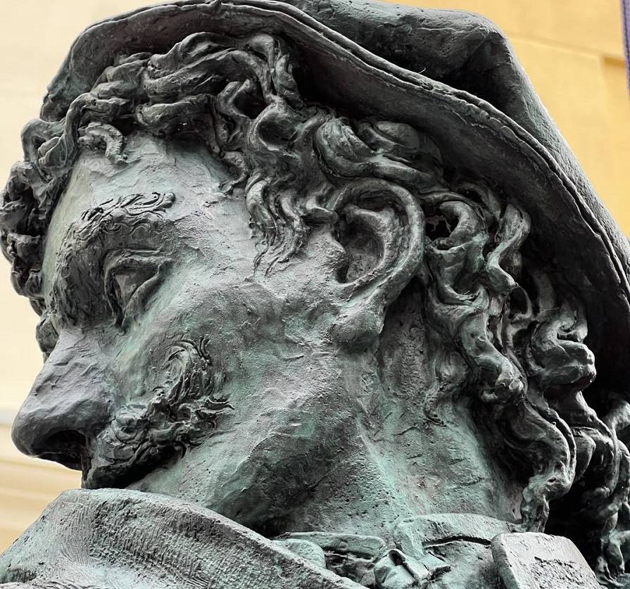 Don Juan Tenorio, embozado 1 estatua don juan tenorio 2.jpg