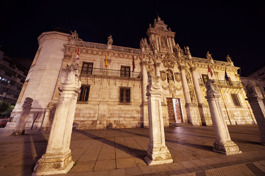Fachada y atrio de la Universidad 1 facahadauva1.jpg