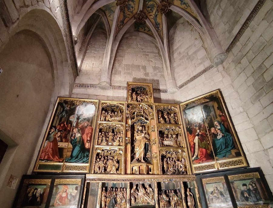 Iglesia de El Salvador 1 interior salvador 2.jpg