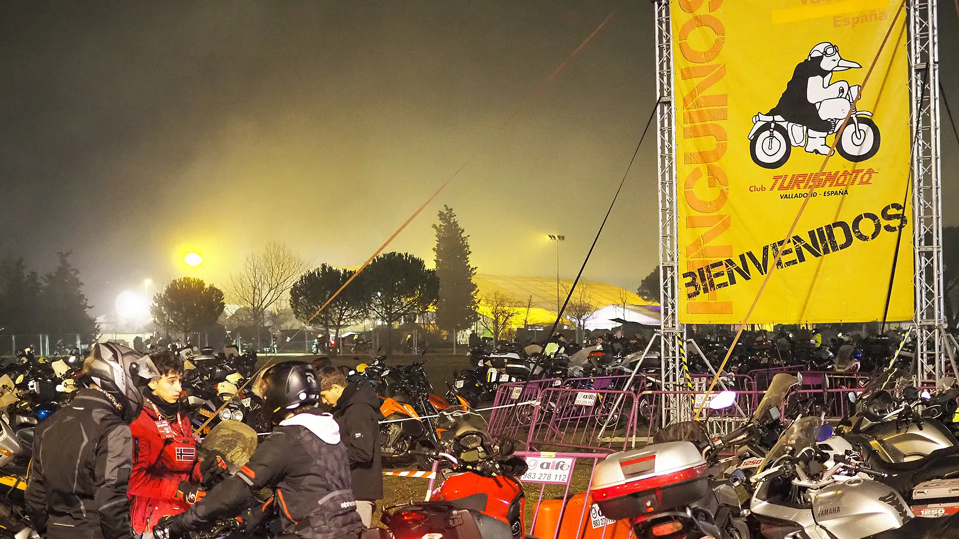 Entrada a Pinguinos Explanada con muchas motos