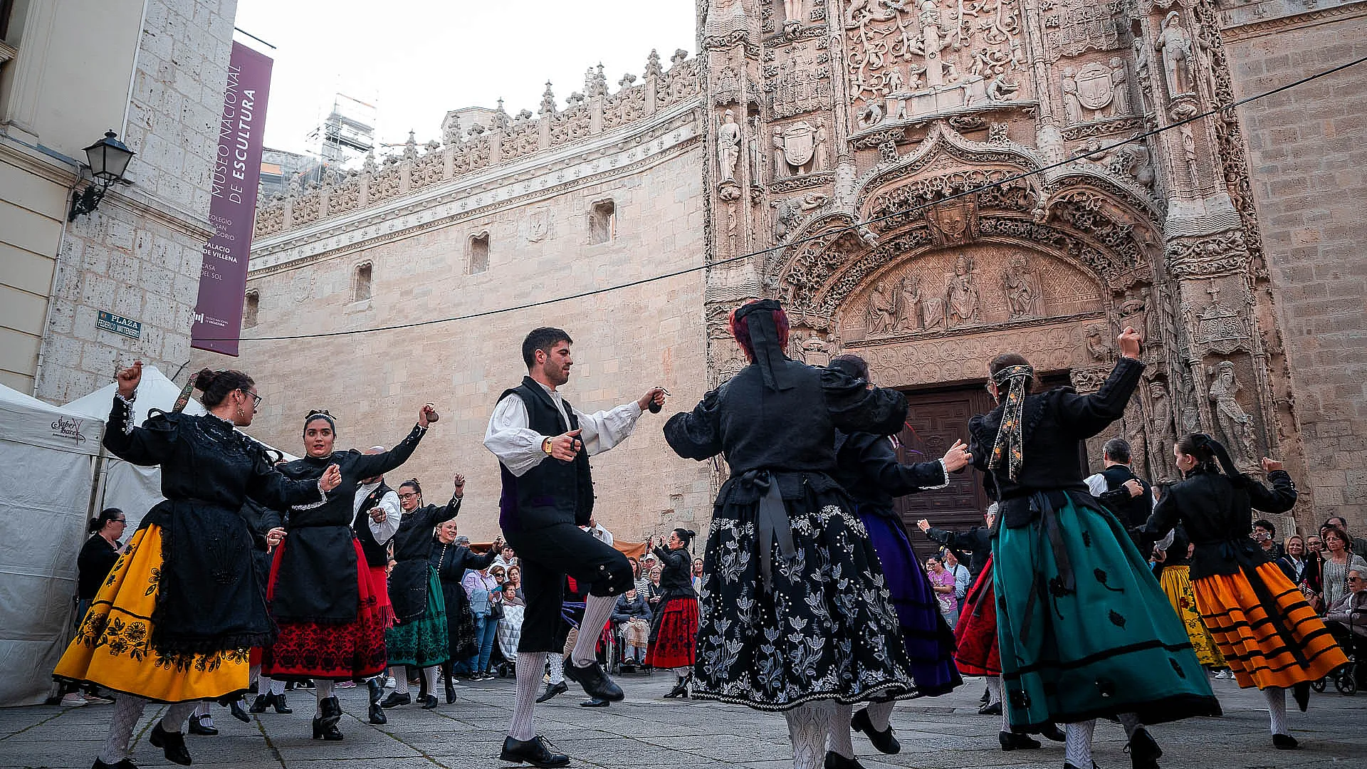 Grupo de Danza frente al Museo Nacional de Escultura