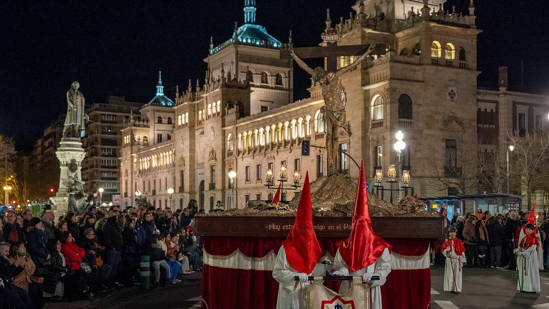 Procesión General de Viernes Santo a su paso por la Academia de Caballería. Semana Santa de Valladolid