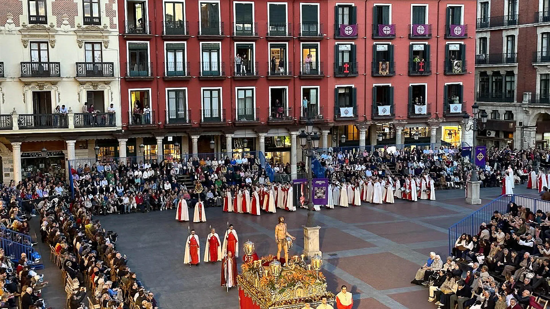 Procesión General de Viernes Santo a su paso por la Plaza Mayor. Semana Santa de Valladolid
