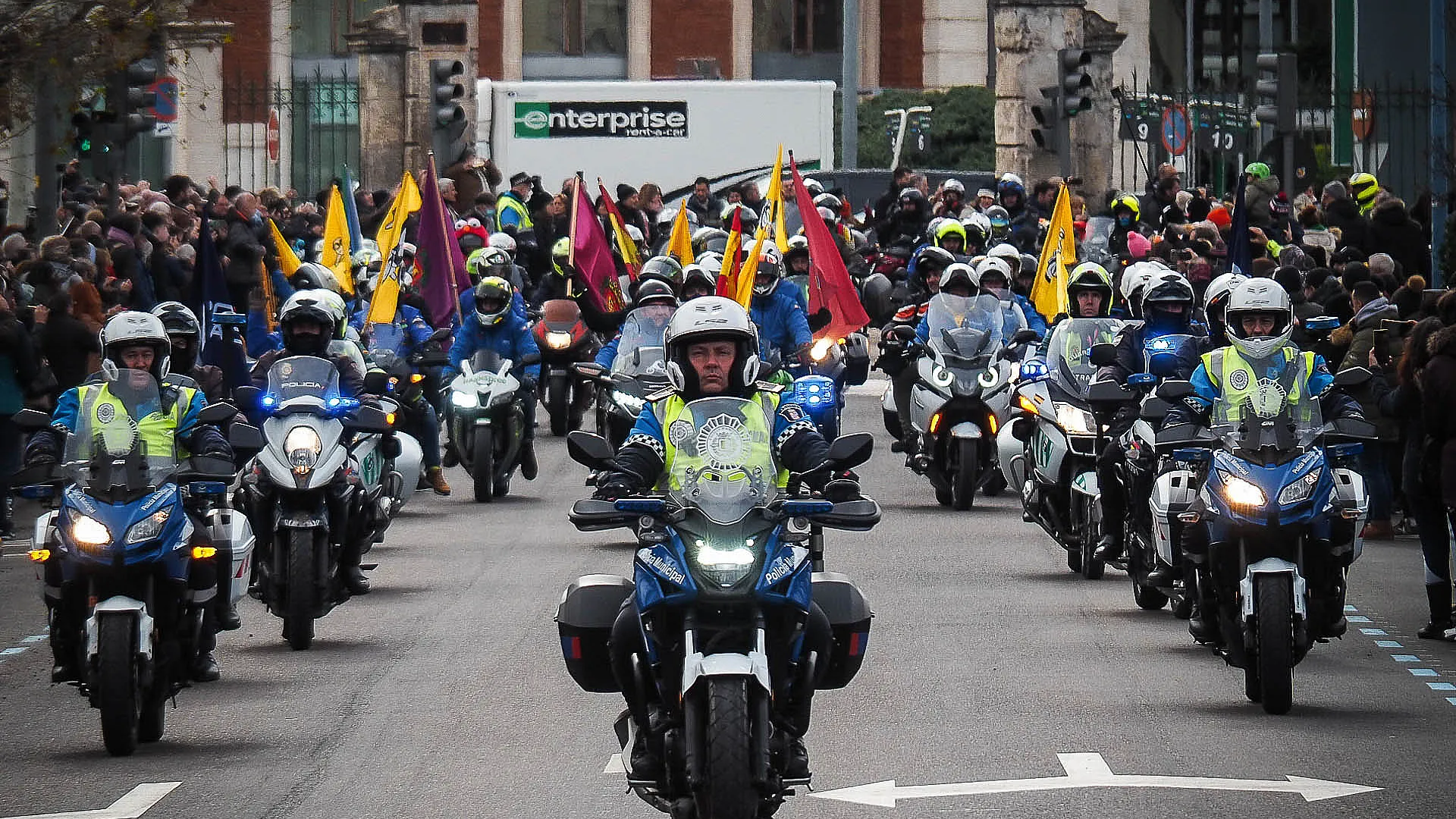 Pinguinos. Policía abre el desfile de Banderas