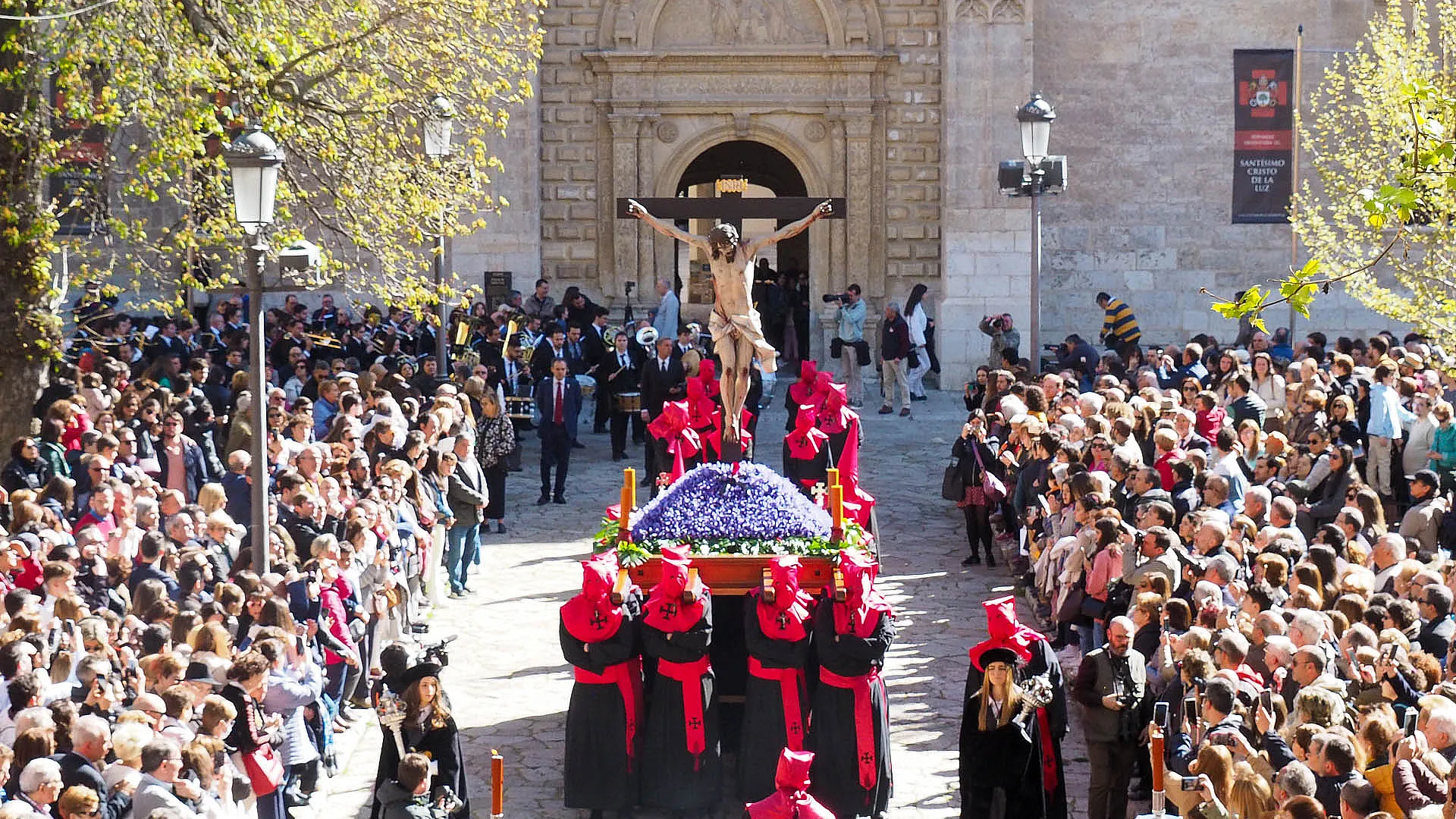 Salida de la Procesión del Santo Cristo de la Luz. Jueves Santo. Semana Santa de Valladolid