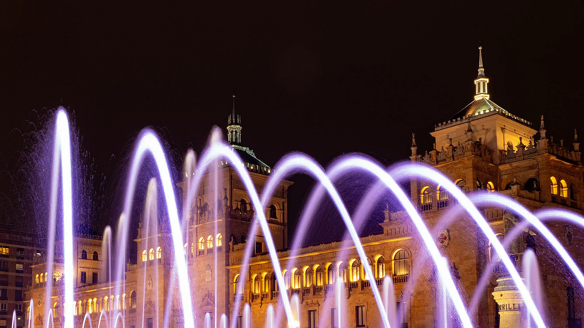 Plaza Zorrilla fuente y Academia de Caballería noche