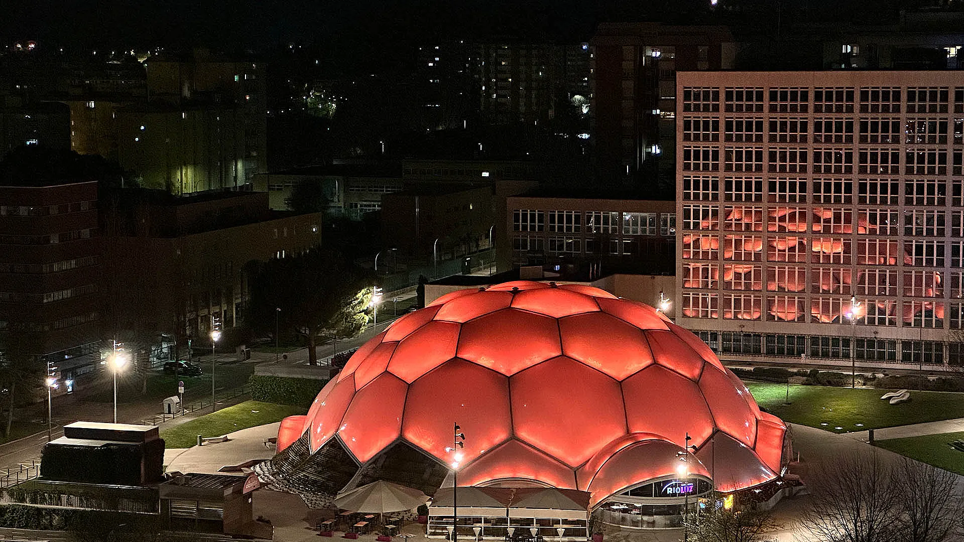 Cúpula del Milenio. Iluminacion Naranja. Ríos de Luz