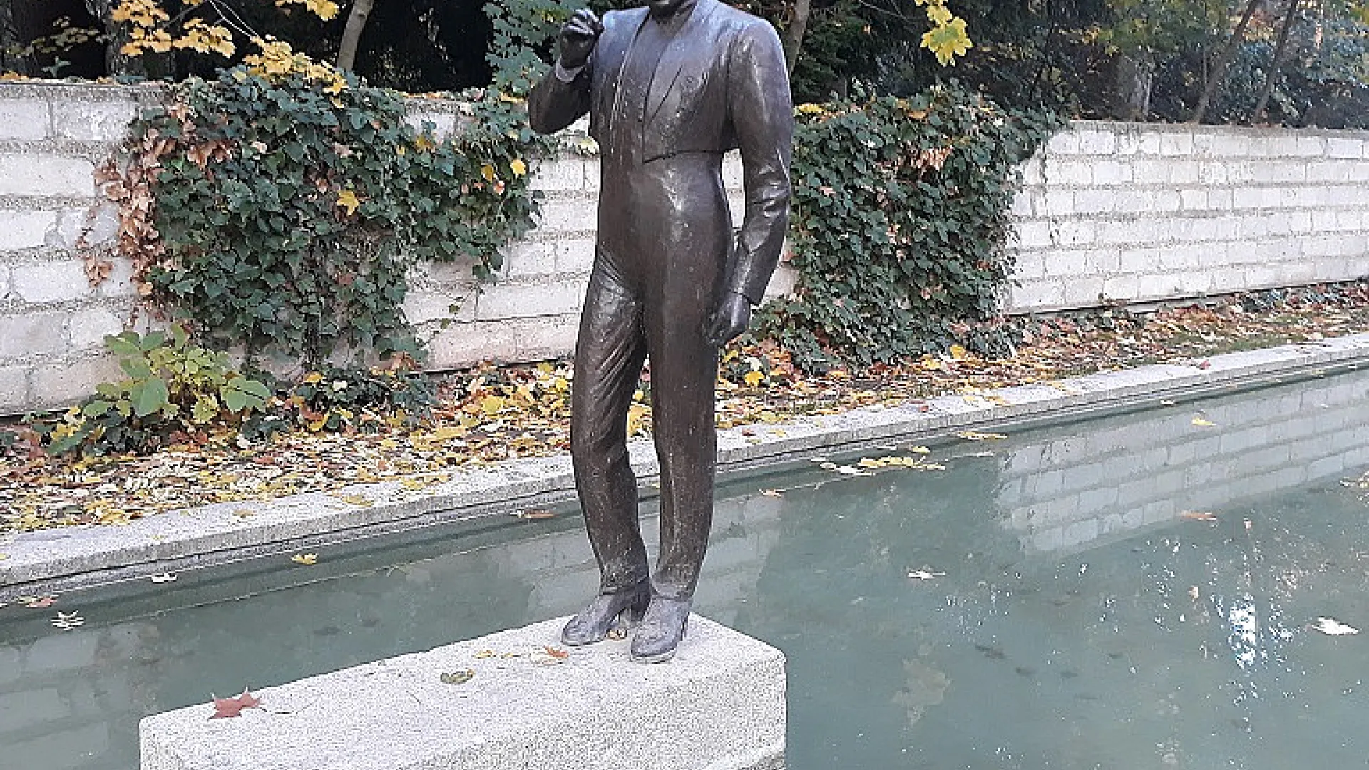 Baile en bronce 2 baile en bronce estatua vicente escudero.jpg