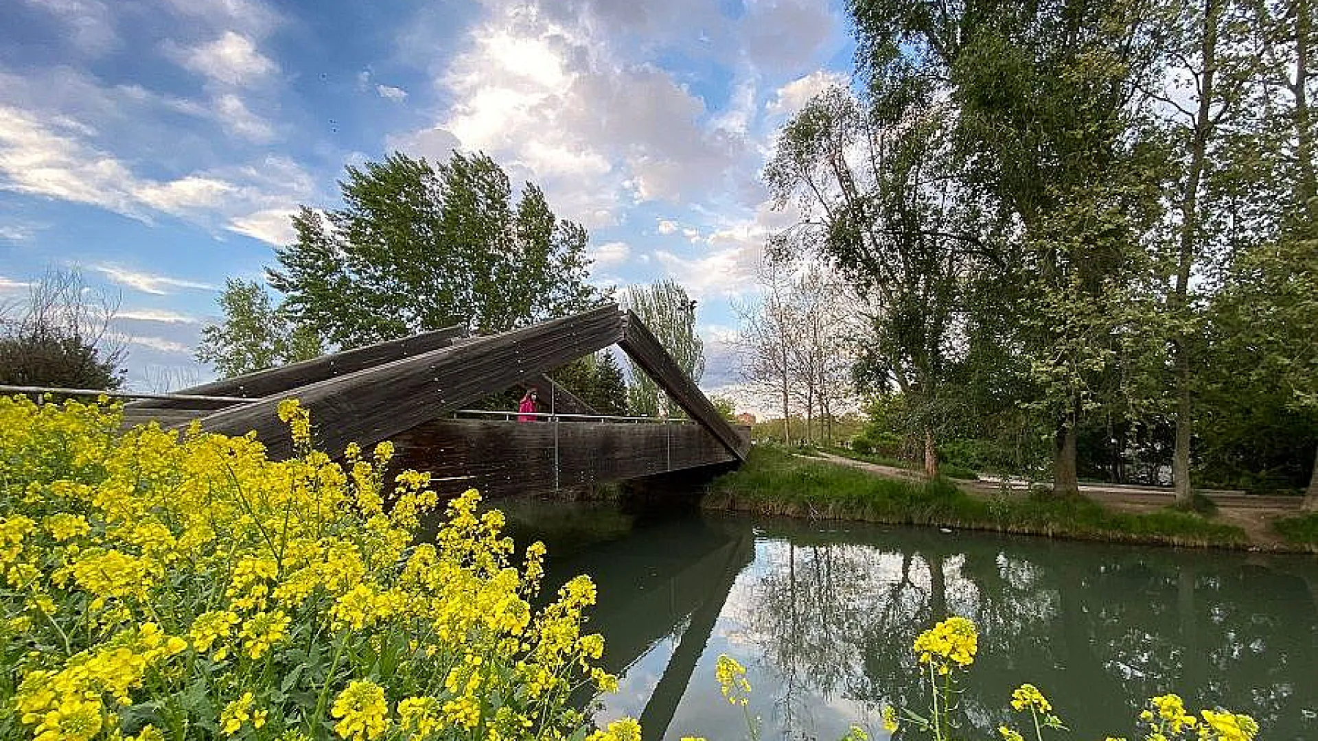 Canal de Castilla 2 canal de castilla valladolid.jpg