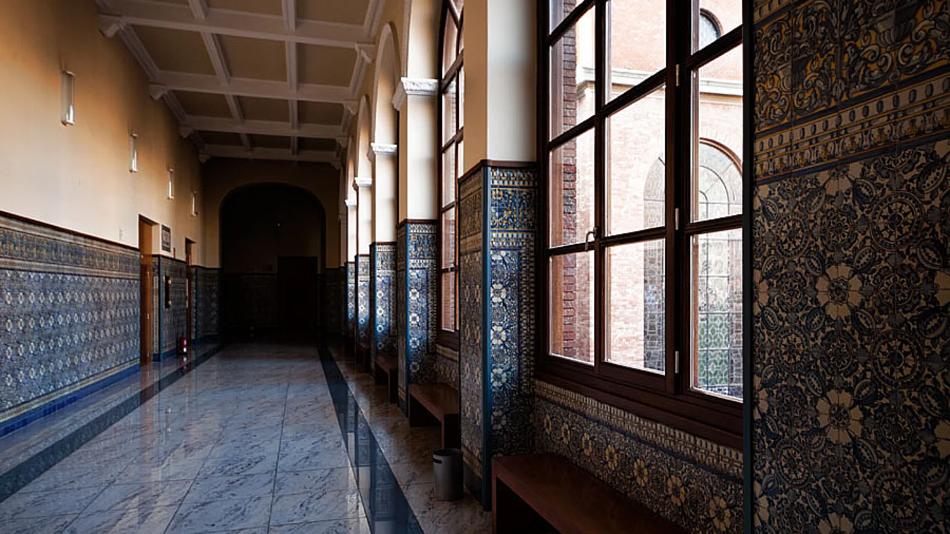 Fachada y atrio de la Universidad 8 facahadauva9.jpg