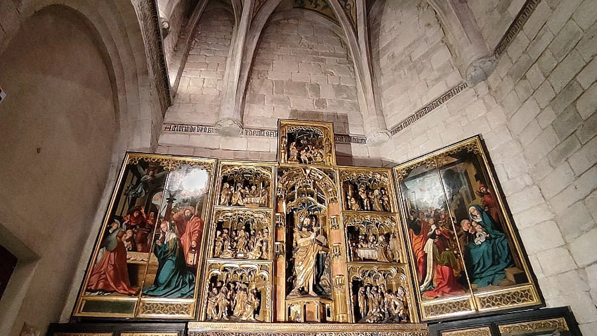 Iglesia de El Salvador 1 interior salvador 2.jpg