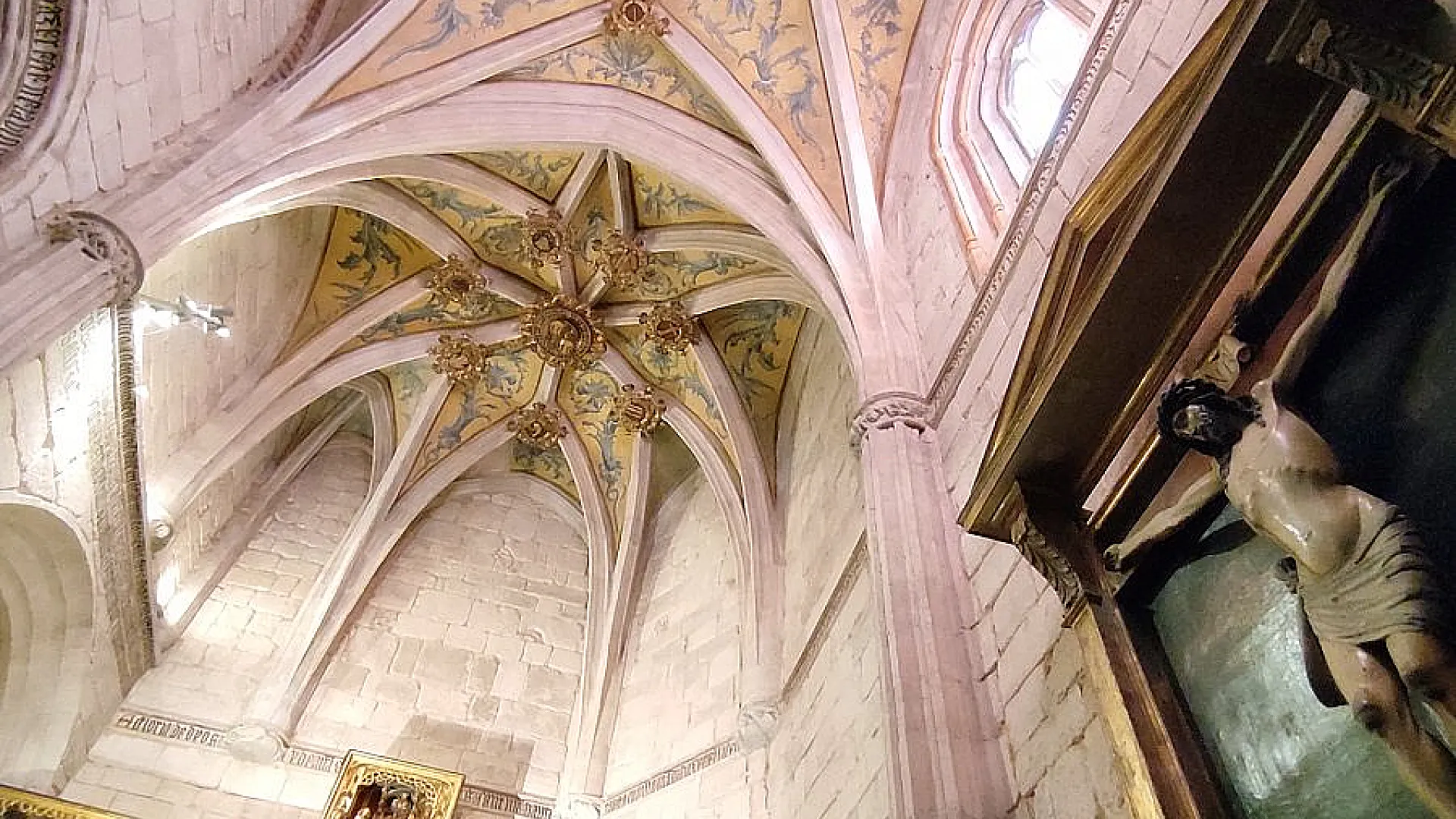 Iglesia de El Salvador 2 interior salvador 3.jpg