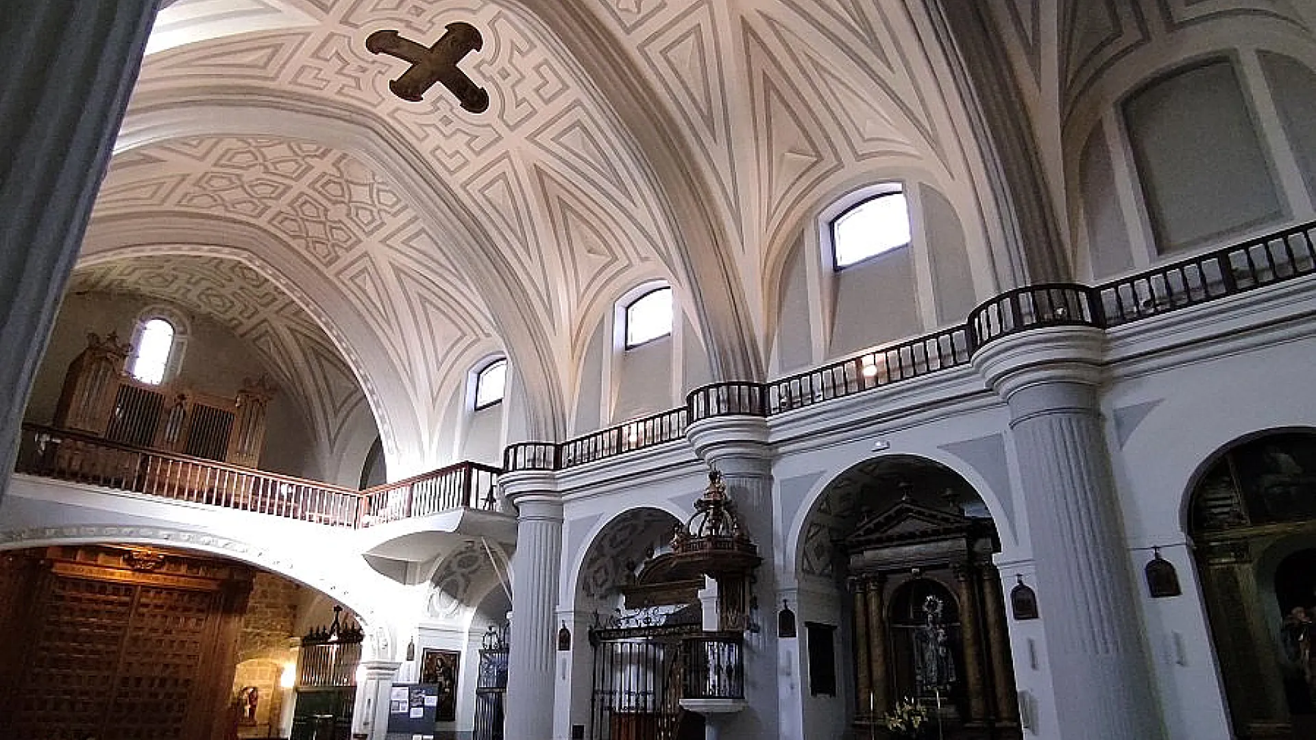 Iglesia de El Salvador 3 interior salvador.jpg