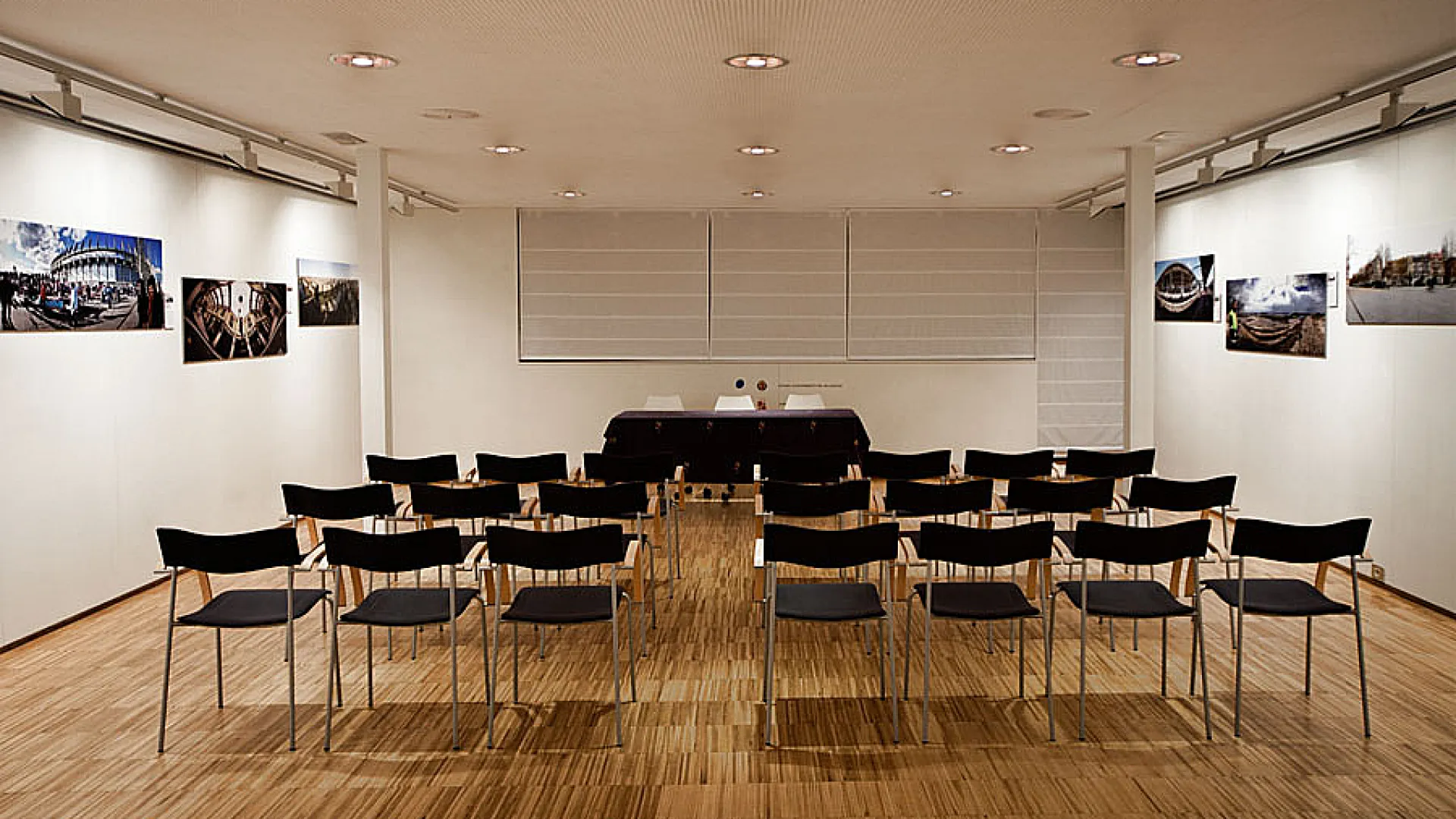 Sala de exposiciones de la Oficina de Turismo de Valladolid 1 Ofiturismo1.jpg