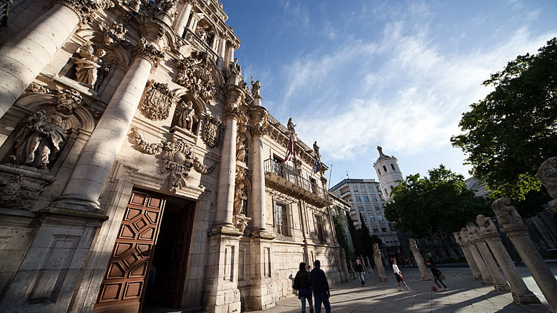 Plazas de la Universidad y de Portugalete 8 facahadauva2.jpg