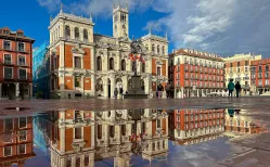 Ayuntamiento de Valladolid reflejos en plaza mayor
