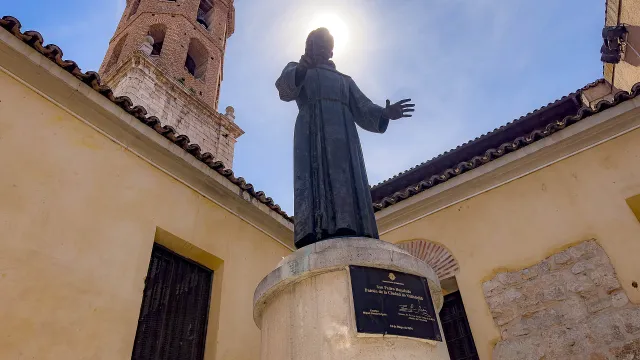 Estatua de San Pedro Regalado en la Plaza del Salvador