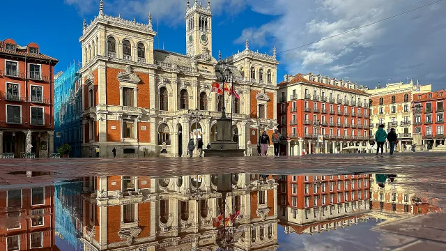 Ayuntamiento de Valladolid reflejos en plaza mayor