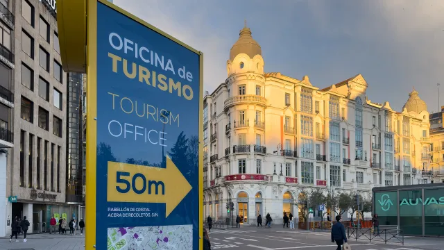 Nueva señal de oficinas de Turismo Plaza Zorrilla